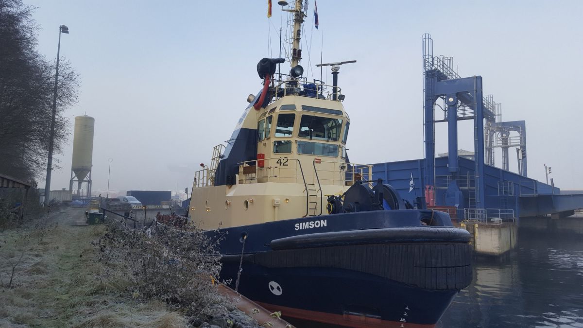 Tug Simson alongside